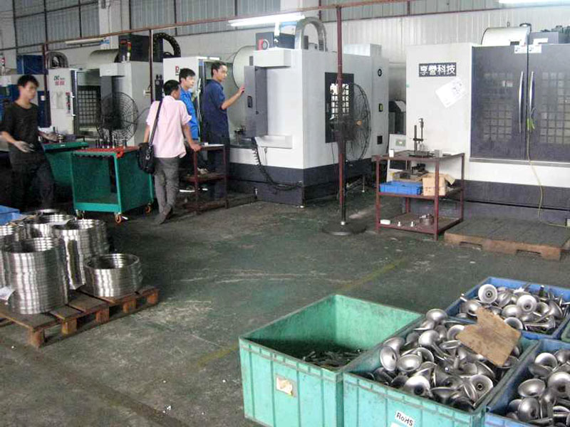 在小區(qū)內(nèi)加工五金找誰投訴？